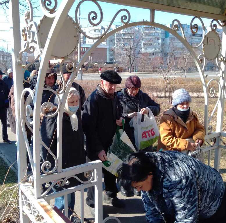 A Kiev, Sant'Egidio continue de soutenir les plus pauvres. Les distributions de nourriture dans le quartier de Troeshina